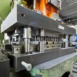 Robuuste industriële machine voor het fabriceren van metalen onderdelen.