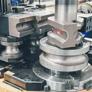 Industriële machine voor het vervaardigen van metalen onderdelen.