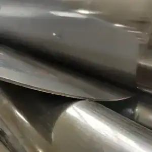 Diverse metalen onderdelen voor bouw en creatieve projecten.