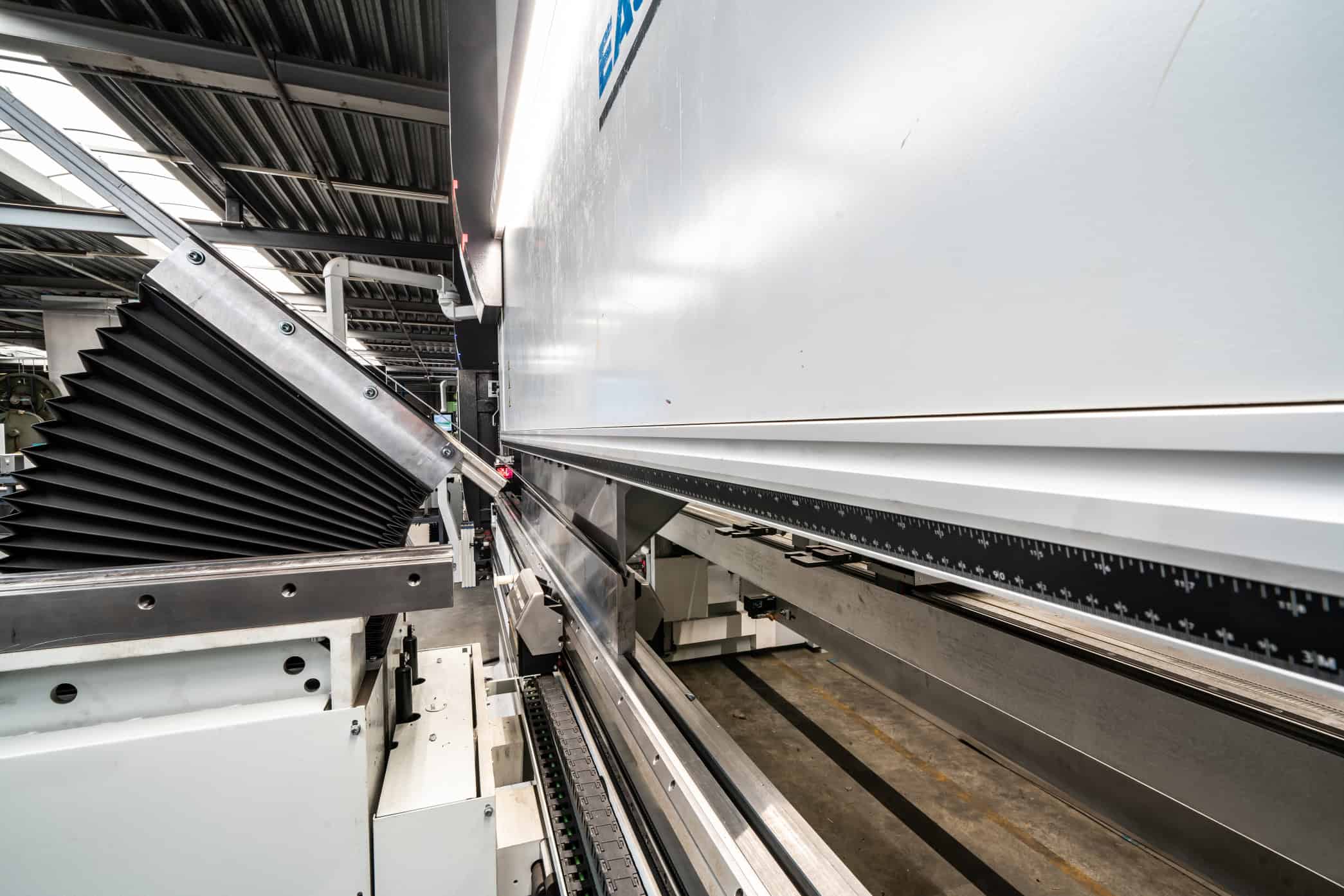 Geavanceerde industriële productiemachine voor staalbewerking.