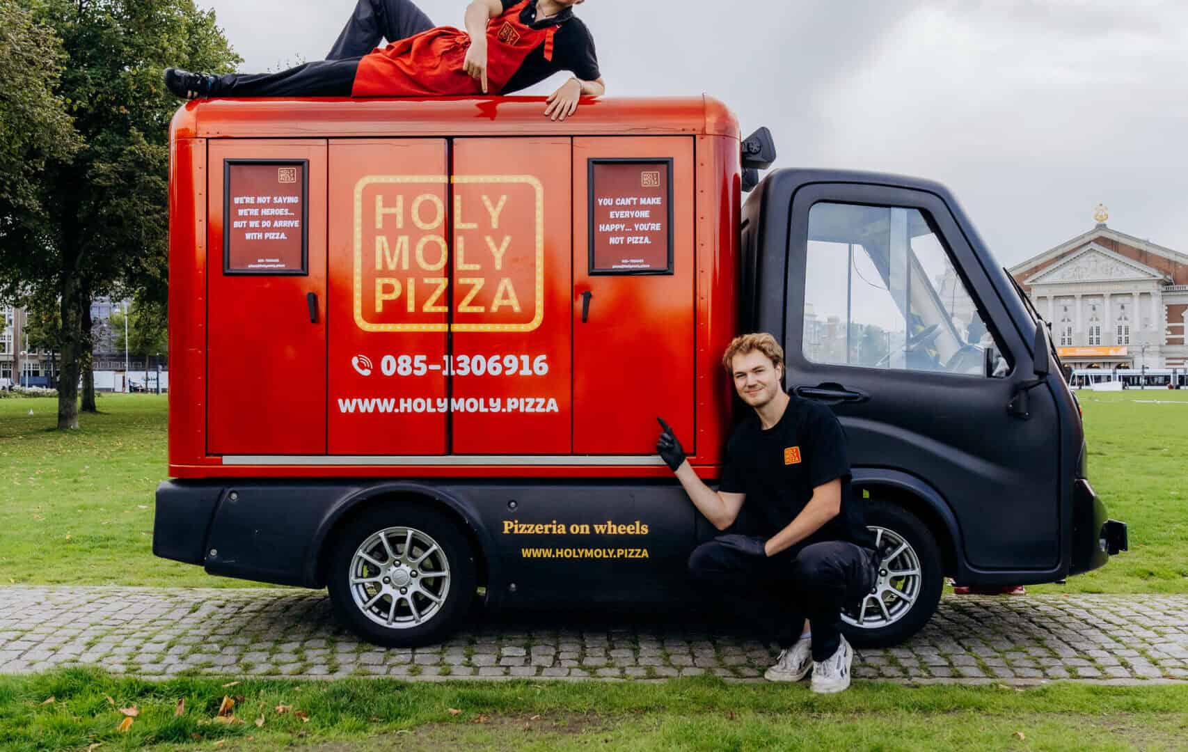 Mobiele pizza-oven op food truck voor Holy Moly Pizza.
