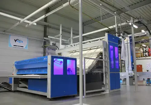 Geavanceerde staalproductie met laser- en snijtechnologie.
