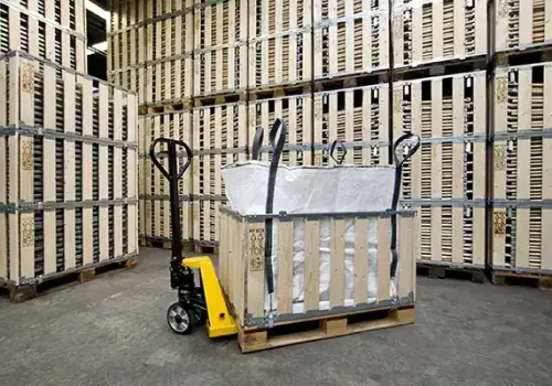 Stalen constructie en transportmiddelen in een magazijn voor creatieve productie.